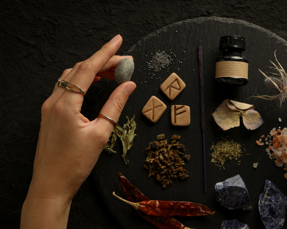 Рунический став на поиск работы