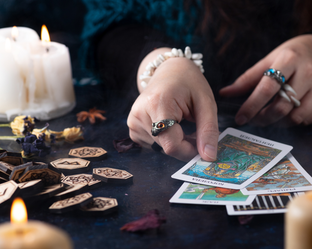 Расклад Таро «Третий среди нас»